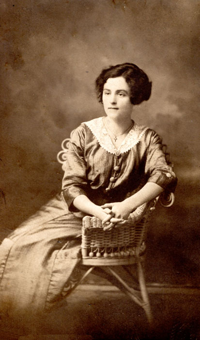 Marianne (Anna) Chénier-Bujold. (Photo taken in Cloquet MN, USA)
Marianne (Anna) Chénier-Bujold. (Photo prise à Cloquet MN, États-Unis)