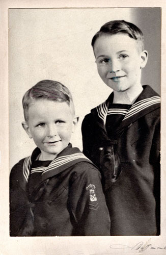 Robert Charlebois with his brother Maurice Charlebois on the right
Robert Charlebois et son frère Maurice Charlebois à droite