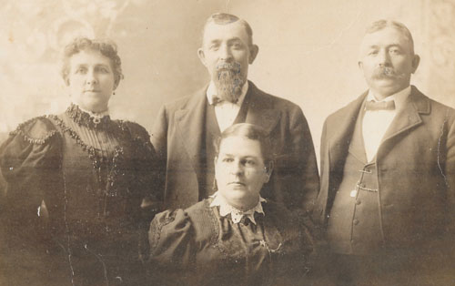 The four children of Lewis Shiney:
Mary A, Elizabeth J. "Lizzie", Augustus (A.G.) and Edward (Order of children not specified)
Les quatre endants de Lewis Shiney:
Mary A, Elizabeth J. "Lizzie", Augustus (A.G.) et Edward (Ordre des enfants non spécifié)